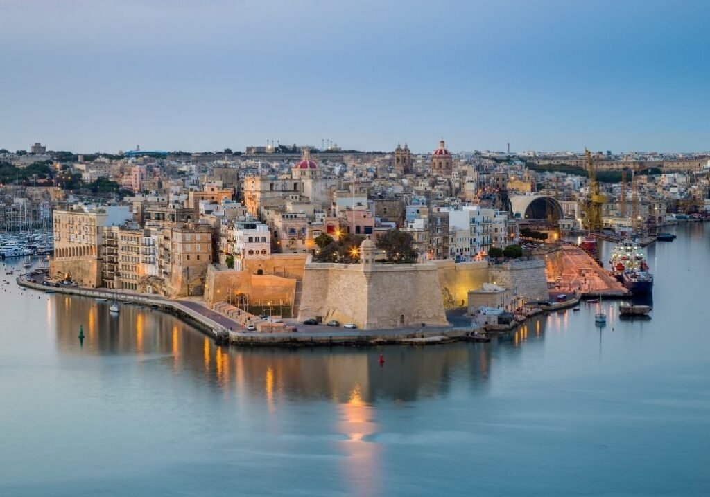 Malta impune un nou curs de integrare pentru muncitorii străini Pe 5 ianuarie 2026, Guvernul Maltei a lansat Skills Pass, o platformă online destinată cursului de integrare pre-plecare, care va deveni obligatoriu pentru toți cetățenii din țări terțe care doresc să aplice pentru un permis de muncă unic în Malta