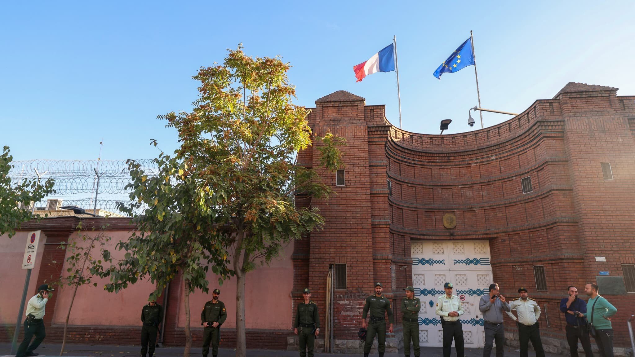 Personalul diplomatic al Ambasadei Franței de la Teheran părăsește teritoriul iranian din cauza tensiunilor crescânde Într-un semnal clar al deteriorării relațiilor diplomatice și a tensiunilor geopolitice din Iran, personalul diplomatic neesențial al Ambasadei Franței de la Teheran a fost nevoit să părăsească țara în ultimele zile