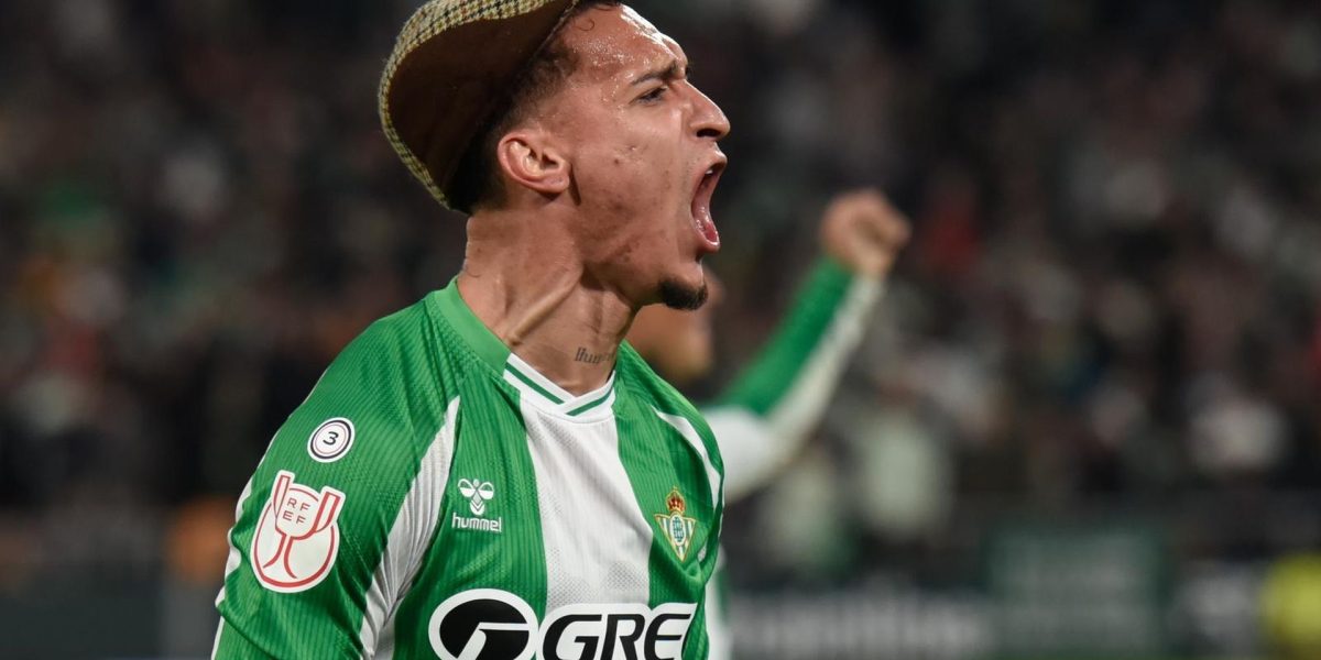 antony-celebra-con-una-gorra-en-el-betis-elche-de-copa-16-9-aspect-ratio-default-0_da39.jpg - Presa360