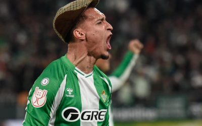 antony-celebra-con-una-gorra-en-el-betis-elche-de-copa-16-9-aspect-ratio-default-0_da39.jpg - Presa360