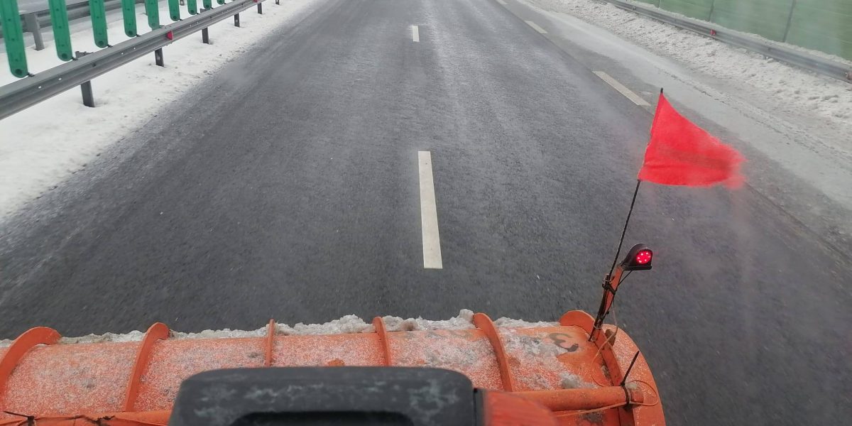autostrada-masina-de-deszapezire-zapada.jpg - Presa360