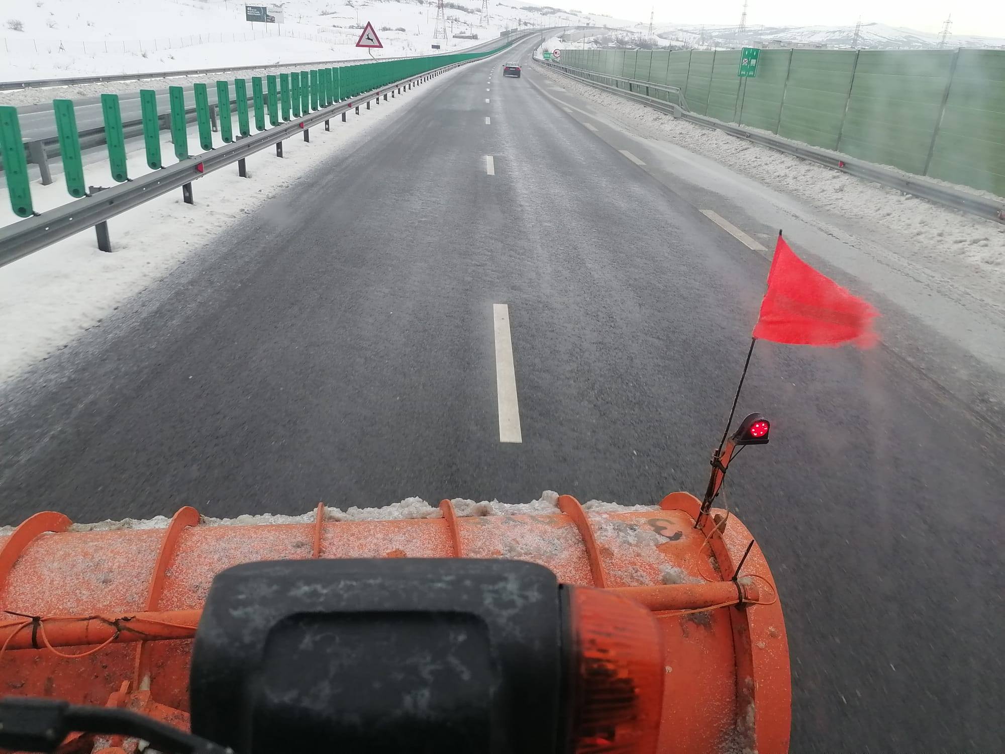 Traficul rutier în România, deși supus condițiilor meteo tot mai severe, a rămas în mare parte deschis, în ciuda provocărilor năpustite de ninsorile și viscolul din ultimele ore