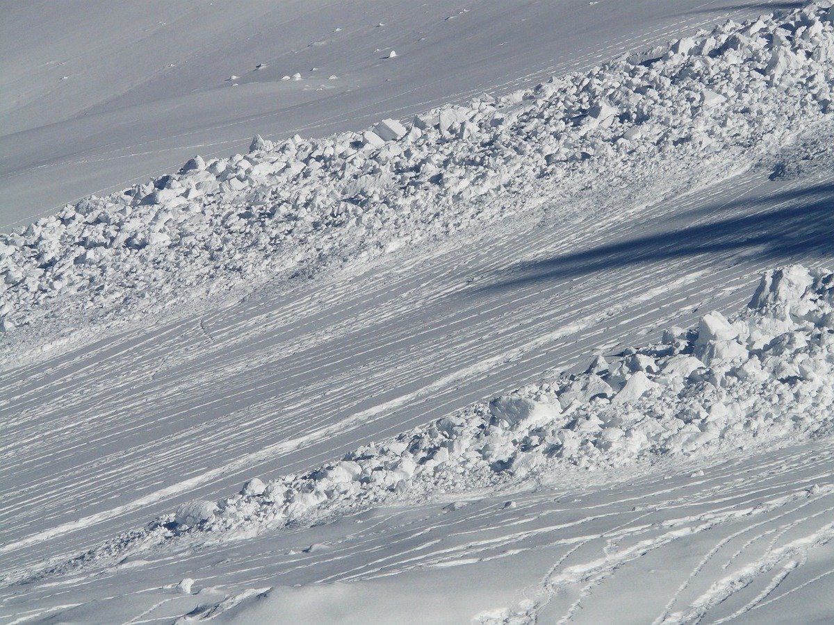 Avertizare de avalanșe în Munții Maramureșului: pericol crescut pentru zonele montane Cea mai recentă actualizare privind condițiile din Munții Maramureșului indică un risc semnificativ de producere a avalanșelor, factor ce determină autoritățile locale și Serviciul Public Județean Salvamont să emită avertizări speciale către iubitorii de munte și peisaje montane