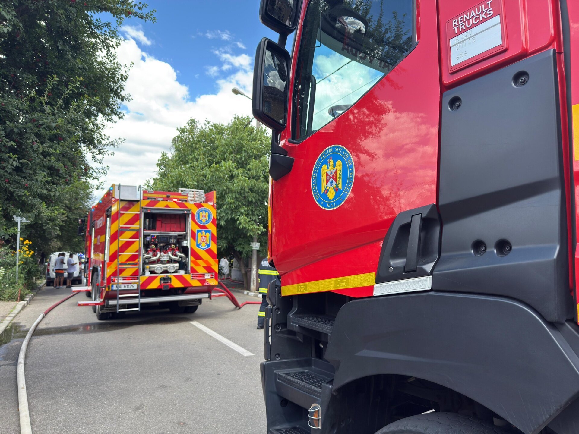 Incendiu în Sectorul 5: Trei victime și intervenție masivă a pompierilor Un incendiu puternic a izbucnit în această dimineață în Sectorul 5 al Capitalei, cauzând panică și ravagini într-un imobil situat pe strada Iacob Andrei