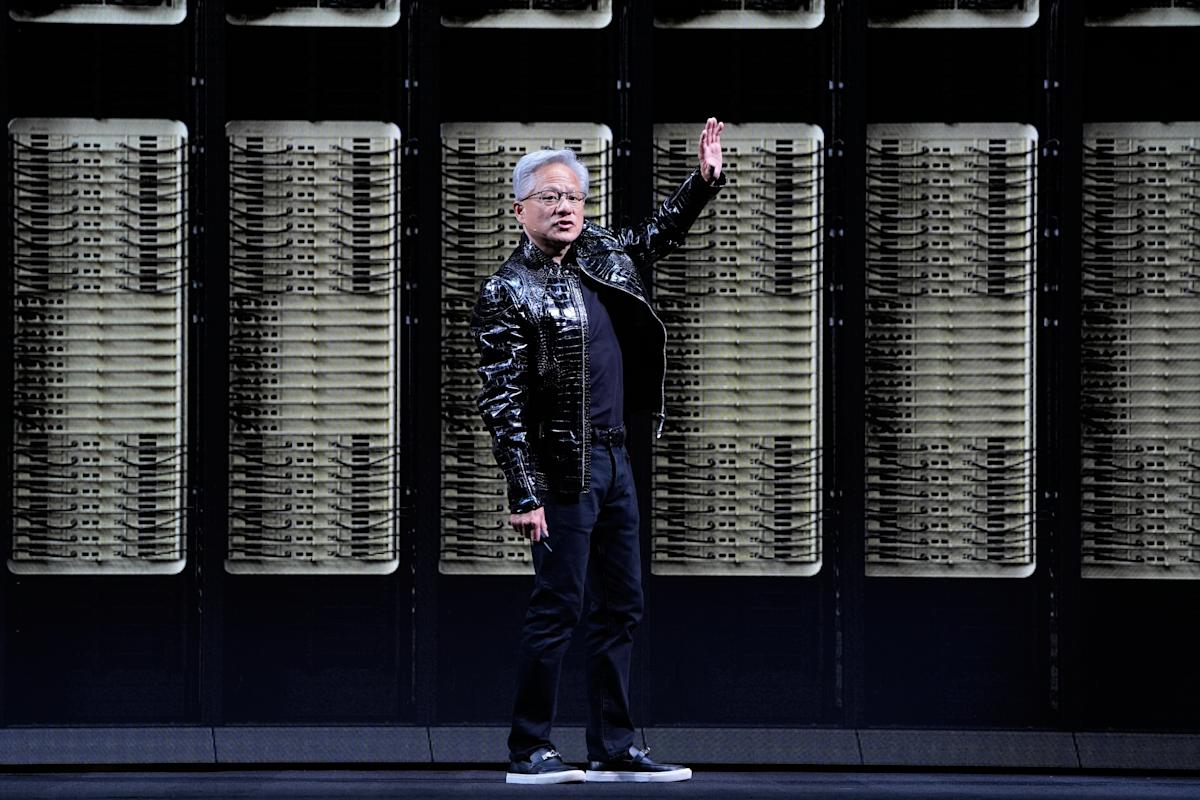 China își deschide ușile pentru importurile de cipuri AI H200 de la Nvidia Autoritățile chineze au anunțat că marile companii tehnologice din țară, inclusiv Alibaba, Tencent și ByteDance, pot începe pregătirile pentru comenzi de cipuri AI H200 de la Nvidia, semnalizând astfel o posibilă aprobată importurilor de componente esențiale pentru dezvoltarea inteligenței artificiale