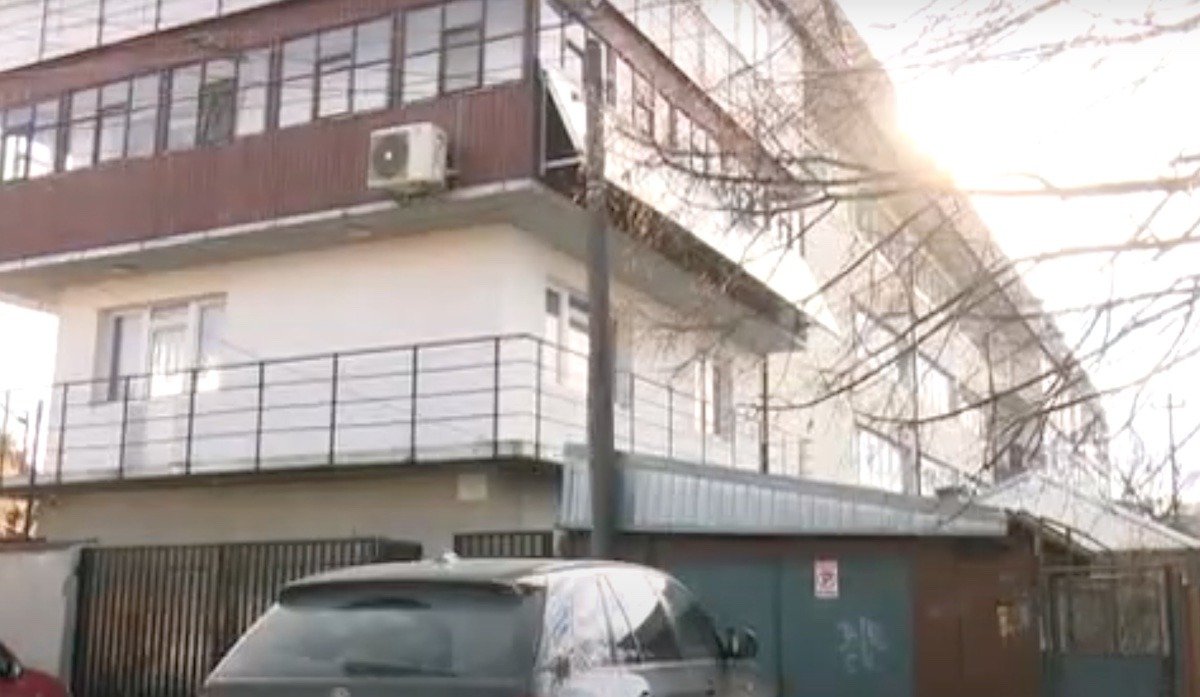 Vântul puternic și ninsorile timpurii au lăsat sâmbătă dimineața mii de locuitori din zona Sovata-Corund fără energie electrică