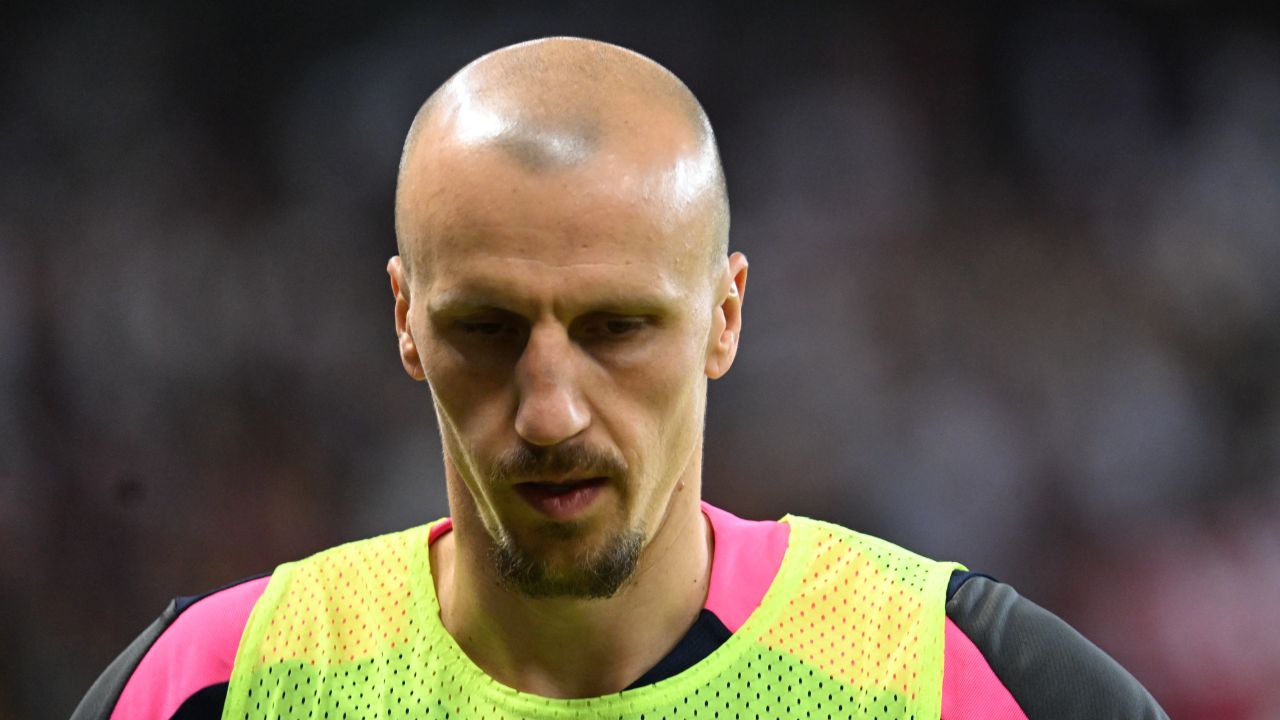 Vlad Chiricheș: Cădere în ierarhie la FCSB Vlad Chiricheș, veteranul apărării de la FCSB, se confruntă cu o scădere semnificativă a timpului petrecut pe teren în acest sezon