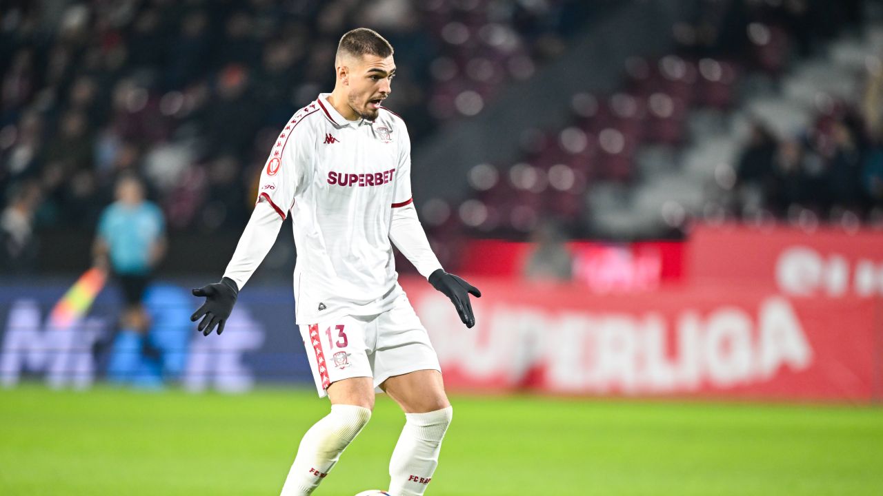 Denis Ciobotariu, în atenția cluburilor din străinătate: plecare iminentă de la Rapid? Denis Ciobotariu, fundașul central al echipei Rapid București, este tot mai aproape de o schimbare de peisaj în această iarnă