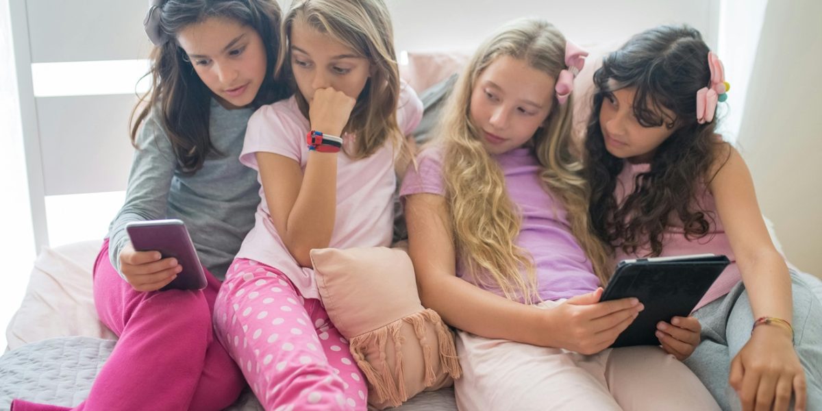 copii-telefon-mobil-retele-sociale.jpg - Presa360