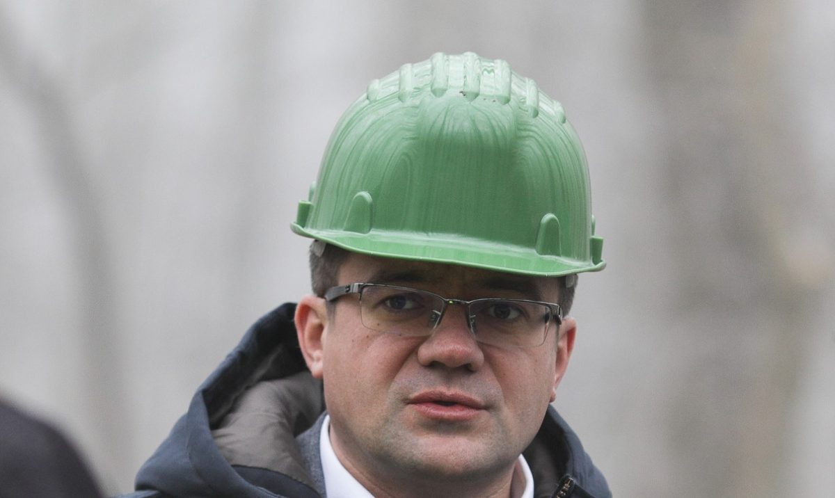 Un politician român intră în atribuțiile CJ Iași fără concurs, în timp ce implicarea sa într-un scandal local ridică semne de întrebare În ceasul al 12-lea al politicii locale din Iași, apar detalii despre un nou caz de angajare controversată, care adaugă tensiune pe scena administrației județene