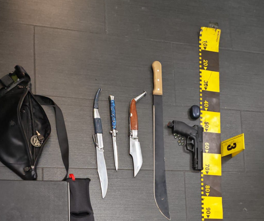 Violentă confruntare într-o sală de fitness din Sectorul 6: șapte tineri reținuți Un scandal violent izbucnit într-o sală de fitness din Sectorul 6 al Capitalei s-a soldat cu reținerea a șapte tineri cu vârste între 16 și 25 de ani