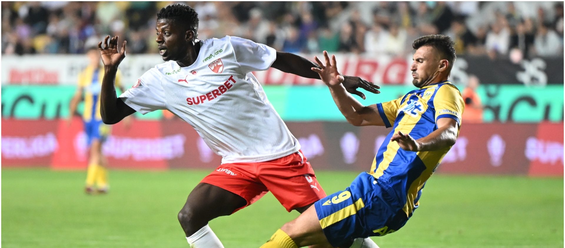 Dinamo are nevoie de Gnahore, dar caută alternatives Eddy Gnahore, mijlocașul care a jucat un rol esențial în redresarea lui Dinamo București, se află în ultimele șase luni de contract, iar situația sa devine tot mai complicată