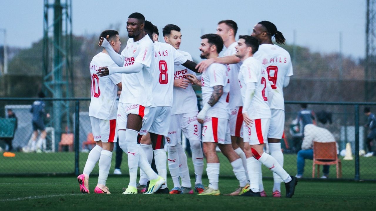 Dinamo București debutează cu victorie în Turcia Echipa antrenată de Zeljko Kopic a reușit o victorie convingătoare în primul meci amical din cadrul stagiului de pregătire din Antalya, înfruntându-l pe Young Boys Berna