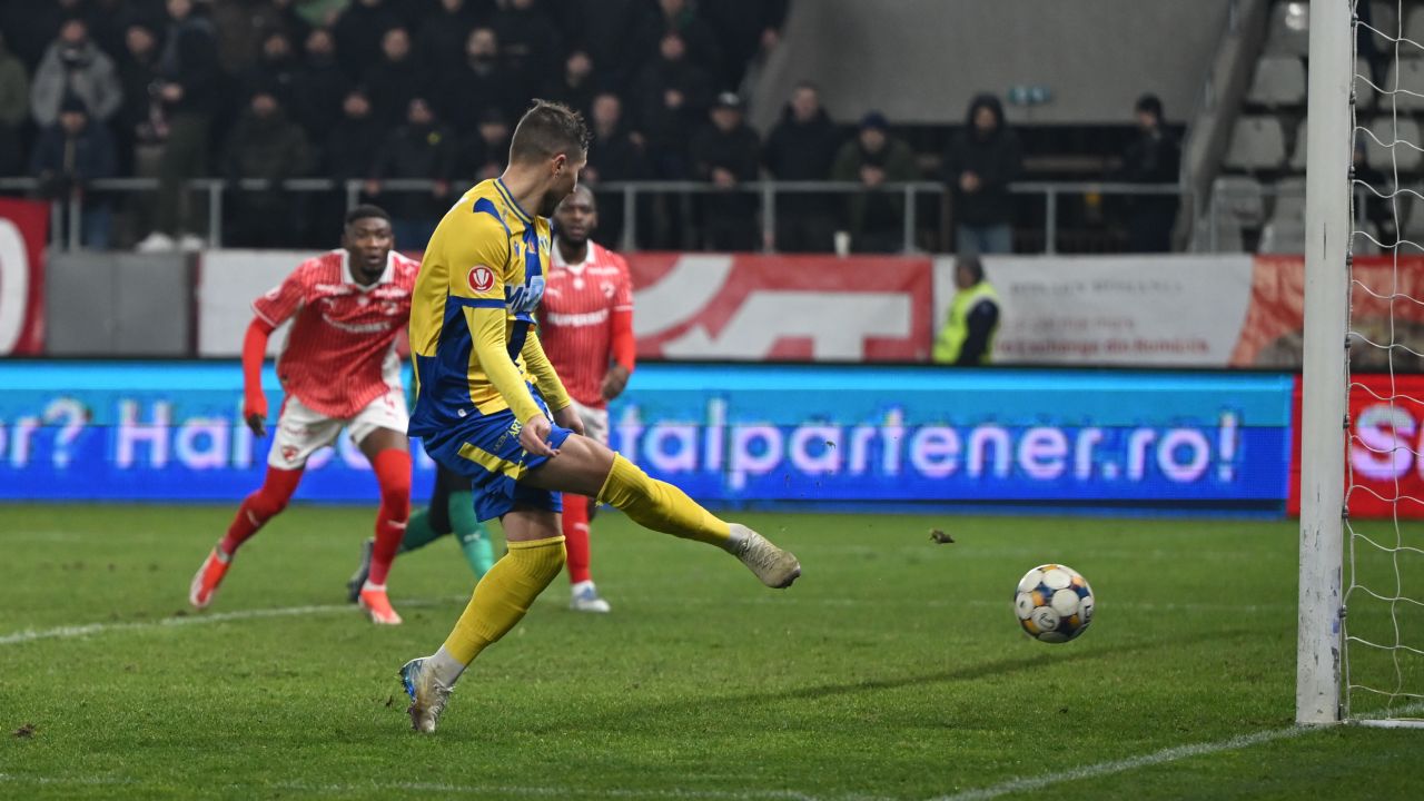 Gicu Grozav, o izbândă emoționantă într-un derby memorabil Partida din Superligă dintre Dinamo București și Petrolul Ploiești s-a încheiat cu o remiză 1-1, dar momentul de neuitat a fost adus de Gicu Grozav, atacantul care a marcat un gol emoționant împotriva fostei sale echipe