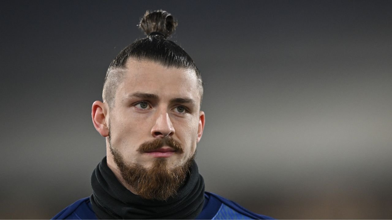 Radu Drăgușin, între Serie A și o carieră constrânsă la Tottenham Internaționalul român Radu Drăgușin continuă să atragă atenția marilor cluburi din Serie A