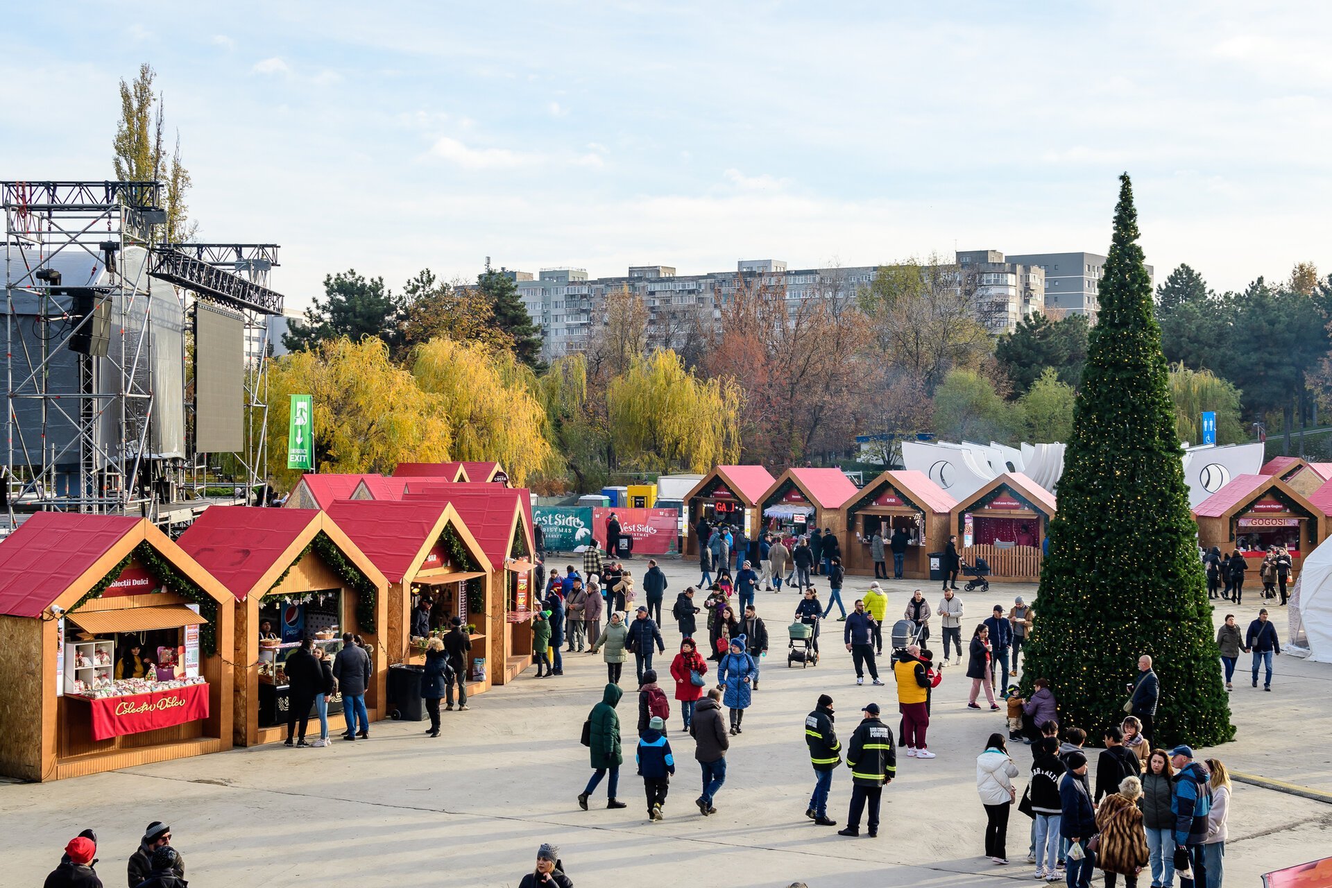 Iarna dispărută: Atmosfera schimbărilor climatice se resimte în România Iarna, un anotimp odată plin de viscole și zăpadă, este acum amenințată de schimbări radicale