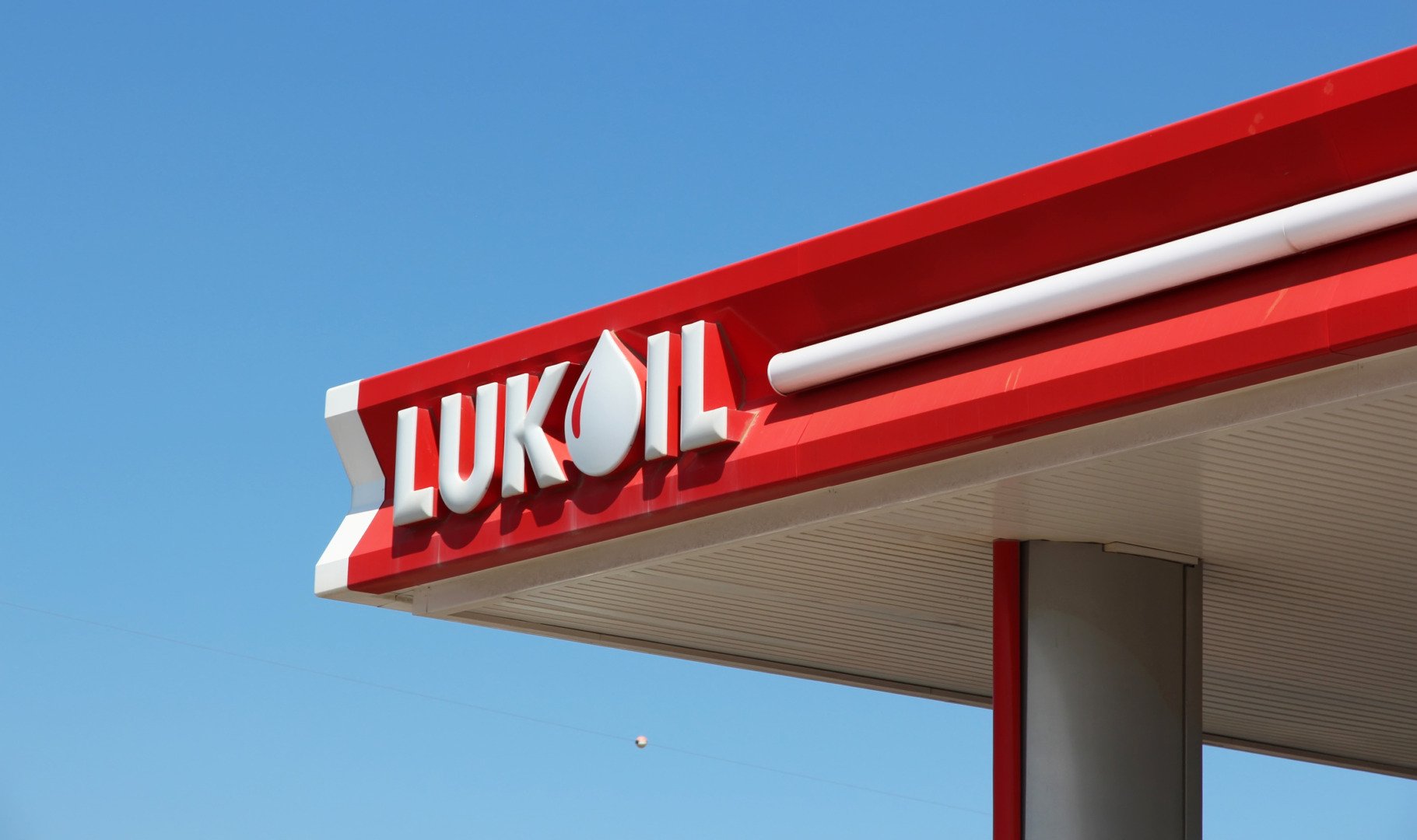 Lukoil vinde activele externe către Carlyle Group, anunț crucial în piața energetică globală Luni, unul dintre cei mai mari jucători de pe piața petrolieră din Rusia, compania Lukoil, a făcut un anunț major care poate avea repercusiuni semnificative în domeniul energetic internațional