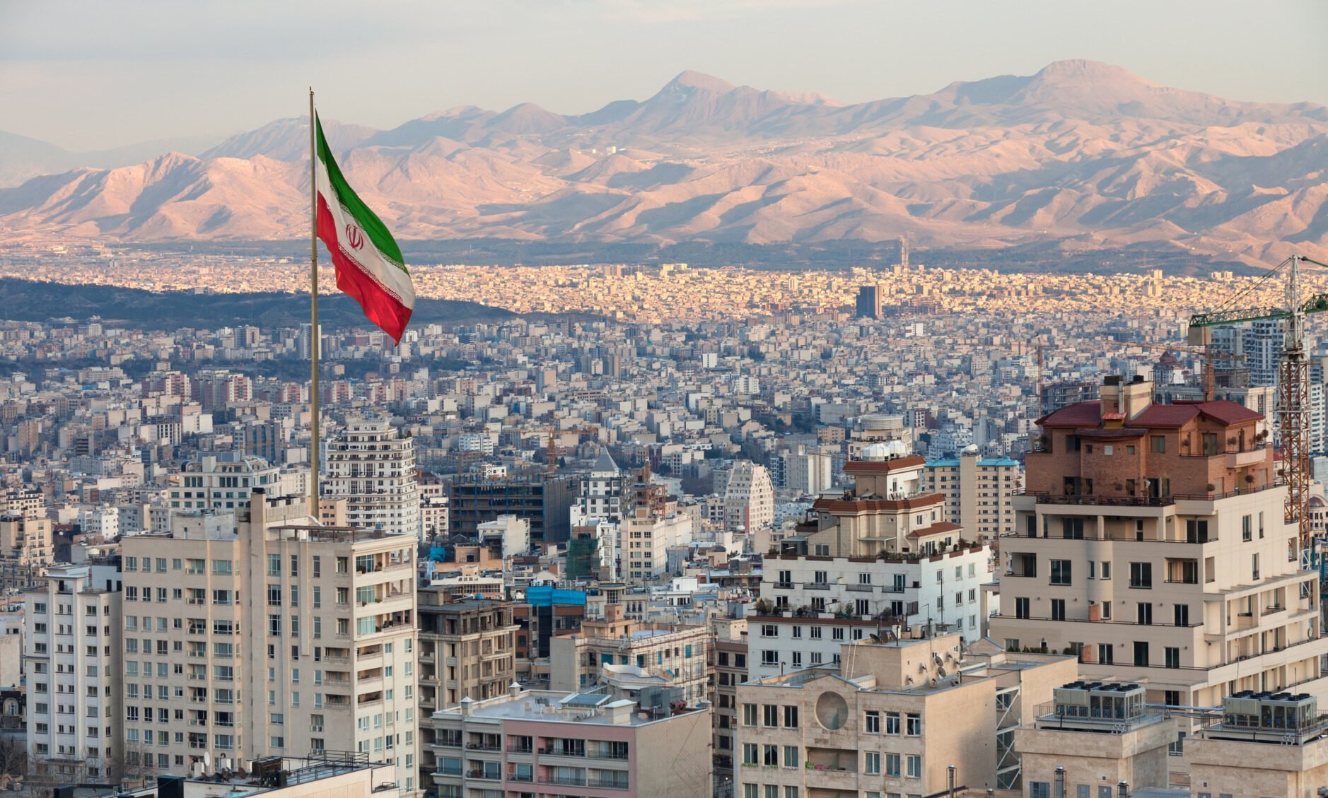 Franța oficial, alături de alte state europene, sprijină acum înscrierea Gărzii Revoluționare Islamice (GRI) din Iran pe lista organizațiilor teroriste ale Uniunii Europene, o decizie care marchează o intensificare a tensiunilor între Occident și Teheran în contextul recentei escaladări a represiunii asupra protestatarilor din Iran