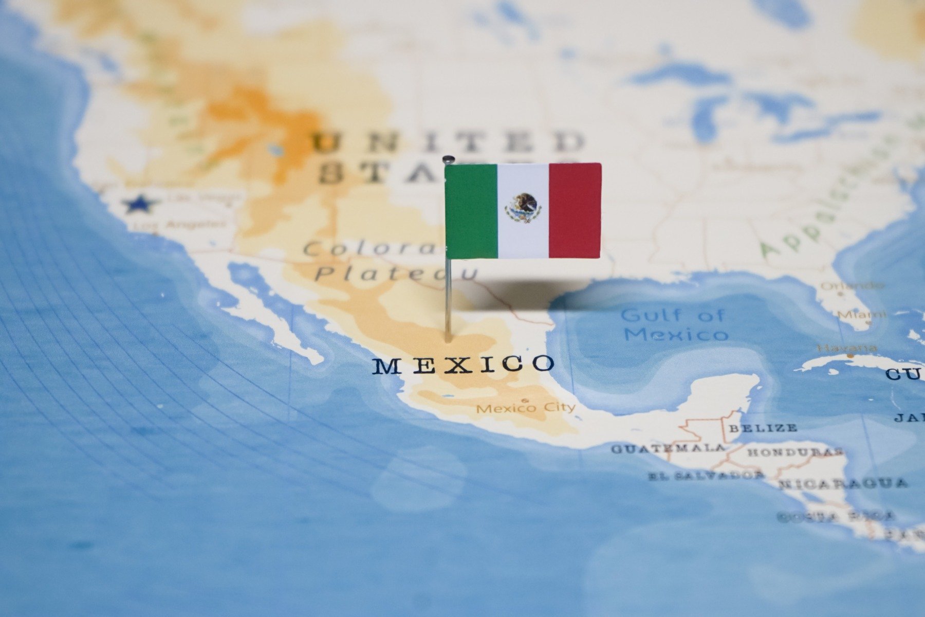 Mexicul trimite în SUA încă 37 de membri ai cartelurilor de droguri, în timp ce tensiunile diplomatice escaladează Ministrul Securității din Mexic, Omar Garcia Harfuch, a anunțat marți o nouă operațiune de amploare împotriva cartelurilor de droguri carefully, în timpul unei declarații oficiale