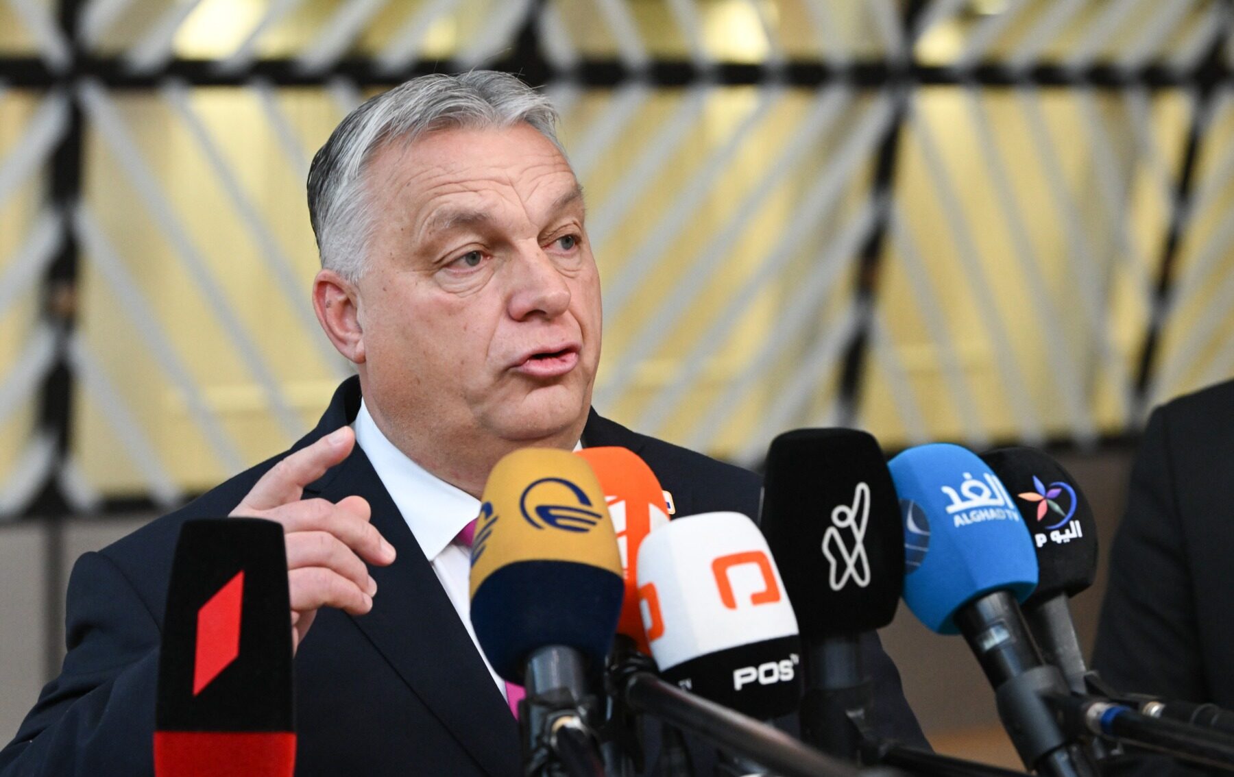 Viktor Orbán avertizează despre destrămarea Uniunii Europene, în timp ce ungurii resping ideea ieșirii din bloc Prim-ministrul Ungariei, Viktor Orbán, a lansat un avertisment cu privire la viitorul Uniunii Europene, afirmând că blocul comunitar se va „destrăma singur” din cauza unui „haos de conducere” instaurat în prezent
