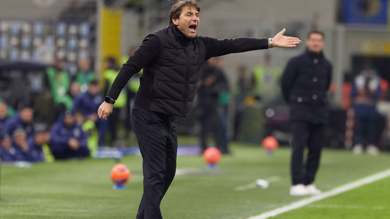 Antonio Conte, eliminat în urma protestelor în fața arbitrajului Antonio Conte, antrenorul echipei Inter Milano, a trăit luni seara un moment dramatic pe banca tehnică, atunci când a fost eliminat cu un cartonaș roșu direct în timpul meciului din Serie A cu Napoli