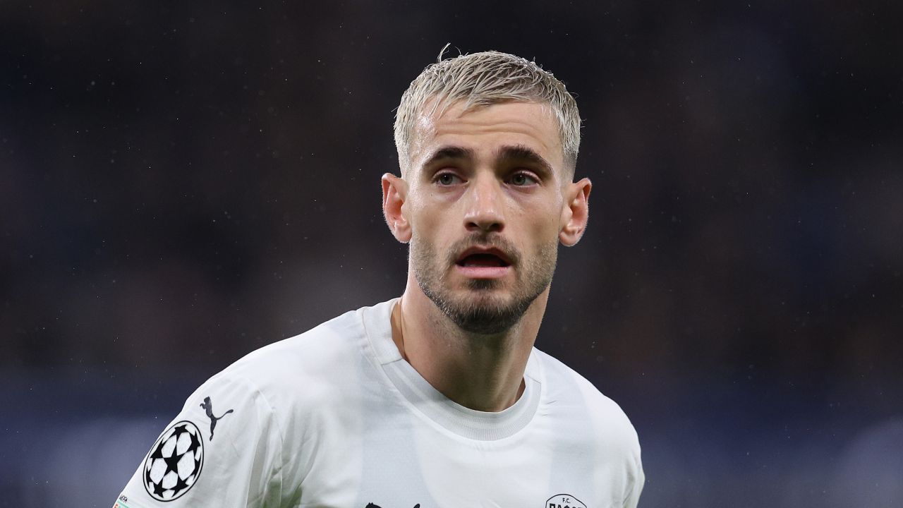 Vlad Dragomir strălucește în victoria impunătoare a Pafosului Pafos a reușit o victorie categorică în fața celor de la Slavia Praga, scor 4-1, iar Vlad Dragomir a avut o contribuție esențială la acest succes, demonstrând încă o dată calitățile sale pe terenul de joc