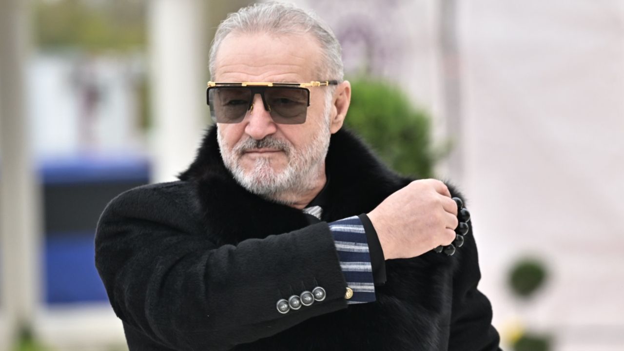 FCSB în căutarea întăririlor: Gigi Becali pregătește mișcări strategice Campioana României, FCSB, își îndreaptă atenția către fereastra de transferuri din iarnă, având ca obiectiv consolidarea echipei pentru a-și păstra titlul de campioană