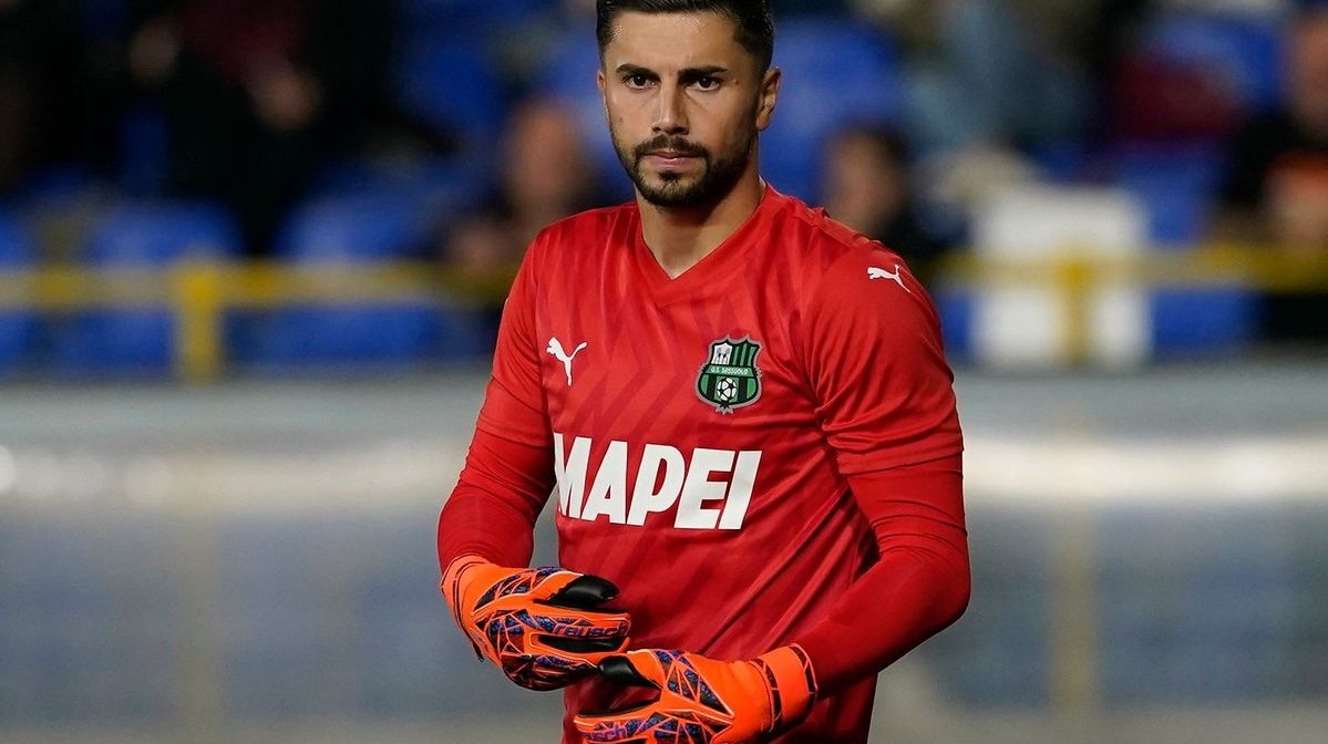 Schimbare de echipă pentru Horațiu Moldovan: Viitorul sub semnul întrebării Horațiu Moldovan, talentatul goalkeeper român, se află în pragul unei posibile transferuri, iar zvonurile privind schimbarea echipei sale se intensifică pe măsură ce se apropie perioada de mercato