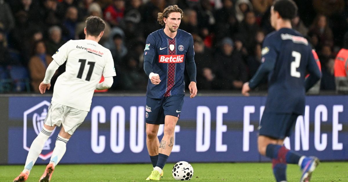 PSG, eliminat surprinzător din Coupe de France de Paris FC, Luis Enrique rămâne optimist PSG a suferit o eliminaţie surpriză din Coupe de France, fiind învinsă acasă de echipa Paris FC, o formaţie aflată în partea inferioară a clasamentului Ligii 1