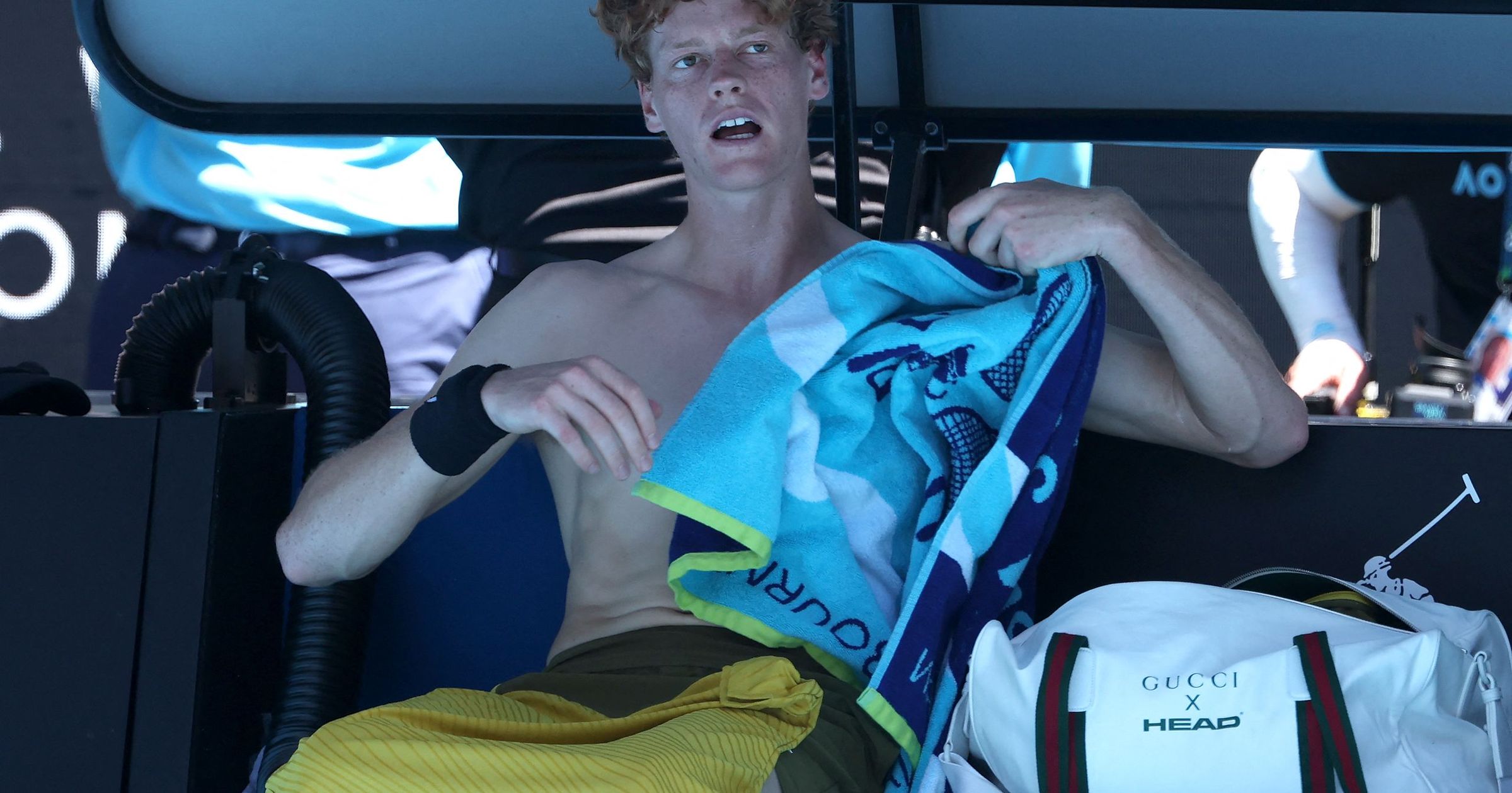 Jannik Sinner, salvator în fața provocărilor de la Australian Open Jannik Sinner a fost la un pas de eliminare la Australian Open, dar a reușit să câștige confruntarea cu Eliot Spizzirri în urma unei perioade dificile