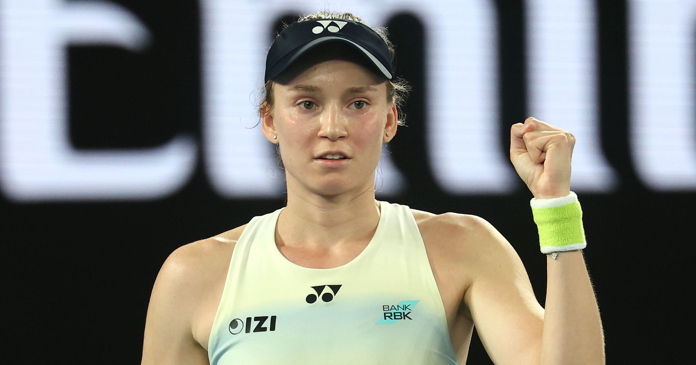 Elena Rybakina, favorită la Australian Open 2026, a reușit o performanță remarcabilă în semifinale, învingând-o pe Jessica Pegula cu 6-3, 7-6(9), câștigând astfel un loc în finala prestigiosului turneu