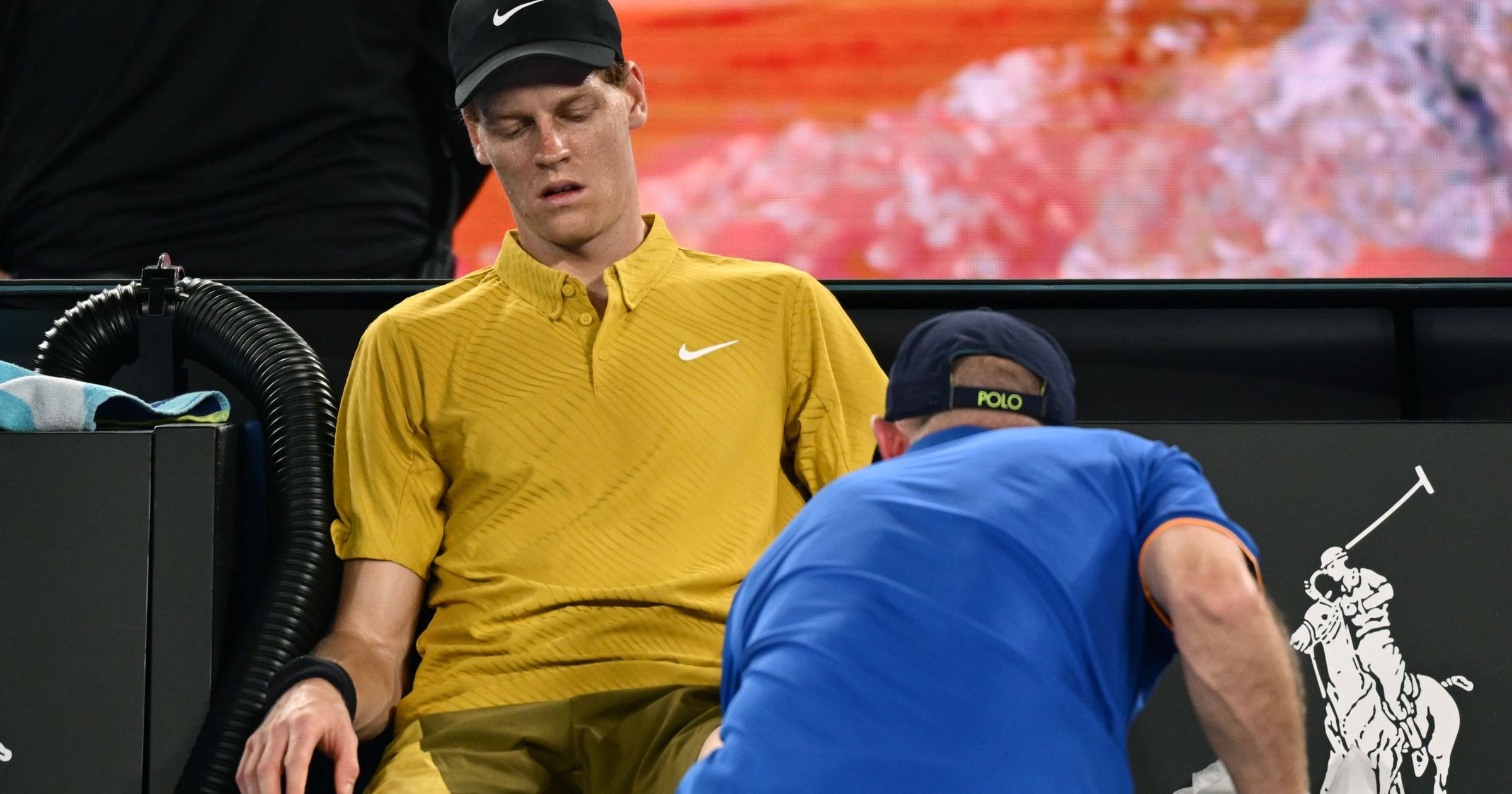 Jannik Sinner, salvat de căldură în turul 3 la Australian Open Jannik Sinner a reușit să se impună în turul 3 la Australian Open, în ciuda unor dificultăți majore cauzate de crampe și de condițiile extreme de pe teren