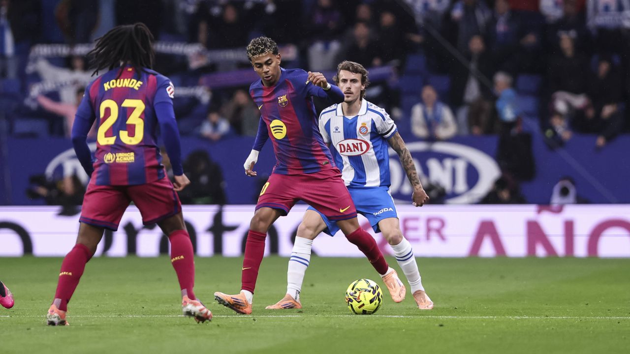 FC Barcelona învinge Espanyol 2-0. Olmo și Lewandowski, marcatori decisivi.