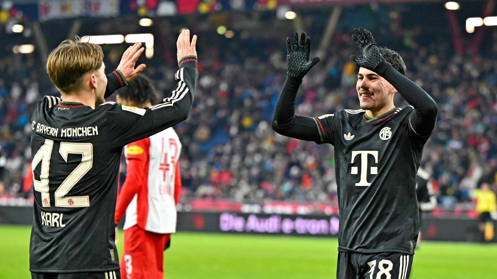 FC Bayern München își consolidă forța: victorie clară cu 5:0 în fața lui RB Salzburg FC Bayern München a demonstrat puterea sa în fotbalul european, învinsând echipa austriacă RB Salzburg cu 5-0 într-un meci de pregătire disputat ieri