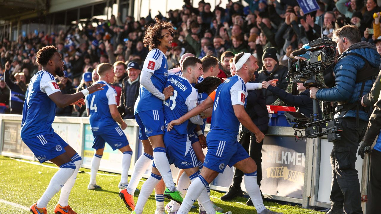 FA Cup: Emoții și surprize în competiția emblematică a fotbalului englez FA Cup, una dintre cele mai vechi și prestigioase competiții din lume, continuă să ofere momente de neuitat și dueluri electrizante pe terenurile din Anglia