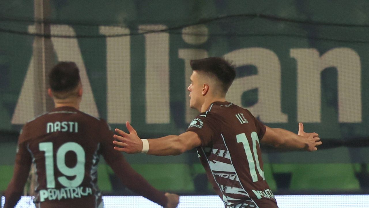 Rareș Ilie, noua speranță a lui FC Empoli în Serie B Într-un moment în care FC Empoli își caută forma în Serie B, Rareș Ilie s-a alăturat echipei sub formă de împrumut, aducând cu sine promisiunea de talent și dedicare