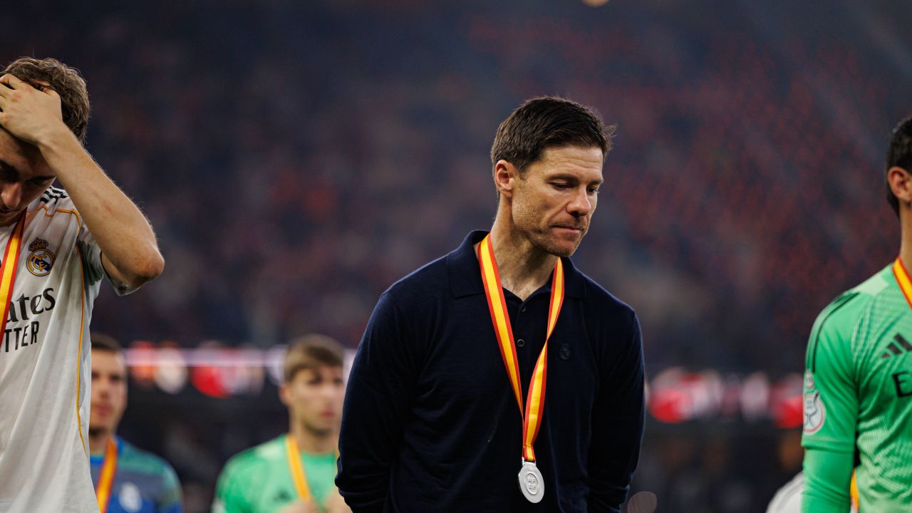 Demisia surprinzătoare a lui Xabi Alonso de la Real Madrid Luni, o veste seismică a zguduit lumea fotbalului spaniol: Xabi Alonso, antrenorul recent numit al echipei Real Madrid, a fost demis de președintele clubului, Florentino Pérez
