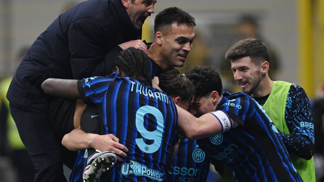 Jucătorul promisor, pe lista dorințelor marilor cluburi Un tânăr talent din fotbalul românesc, care a strălucit în sezonul recent sub conducerea antrenorului Cristi Chivu, se află în centrul atenției cluburilor de top din Europa