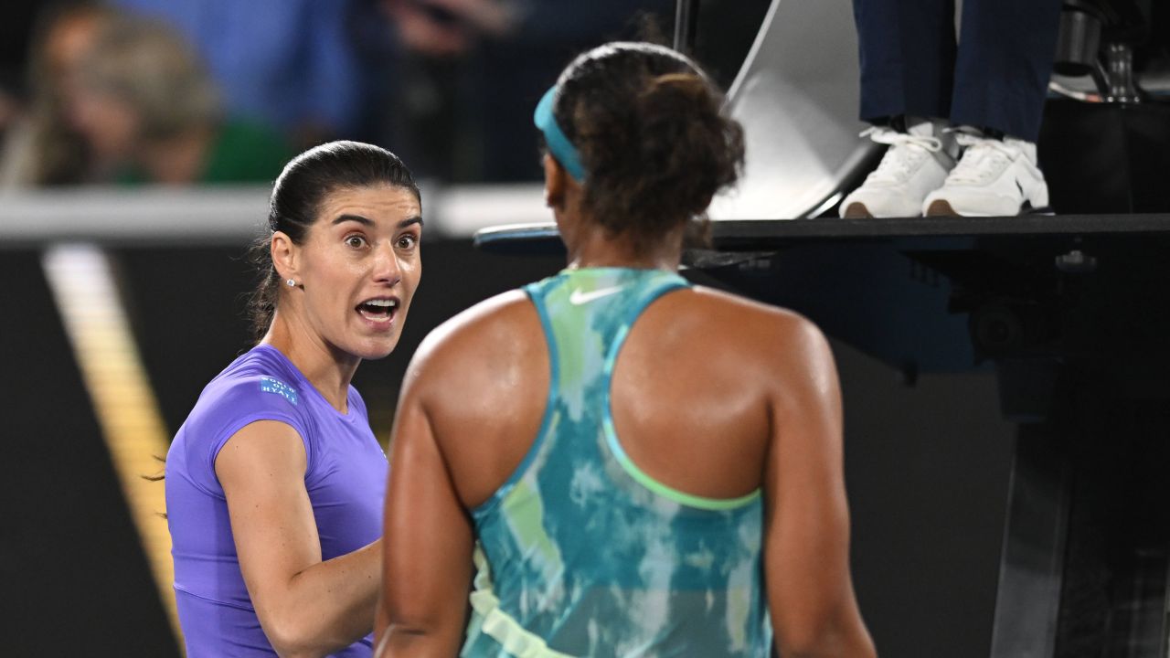 Naomi Osaka învinge, dar incidentul cu Sorana Cîrstea ridică semne de întrebare Naomi Osaka a câștigat meciul din turul al doilea al Australian Open, în fața româncei Sorana Cîrstea, cu scorul de 6-3, 4-6, 6-2