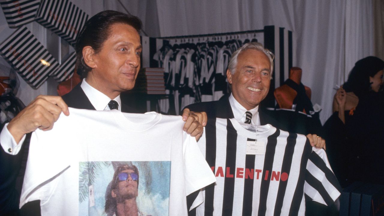 Valentino Garavani, legenda modei italiene, a decedat la 93 de ani Valentino Garavani, un nume sinonim cu eleganța și rafinamentul în lumea modei, a încetat din viață la vârsta de 93 de ani, lăsând în urmă o moștenire impresionantă ce va marca generații întregi