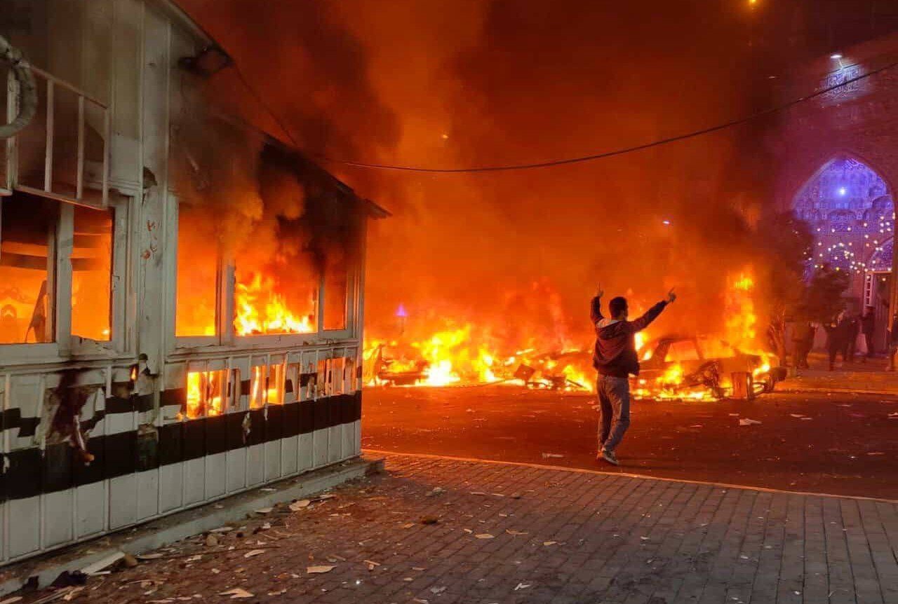 Marea Britanie își evacuează personalul diplomatic din Iran, în timp ce tensiunile internaționale escaladează