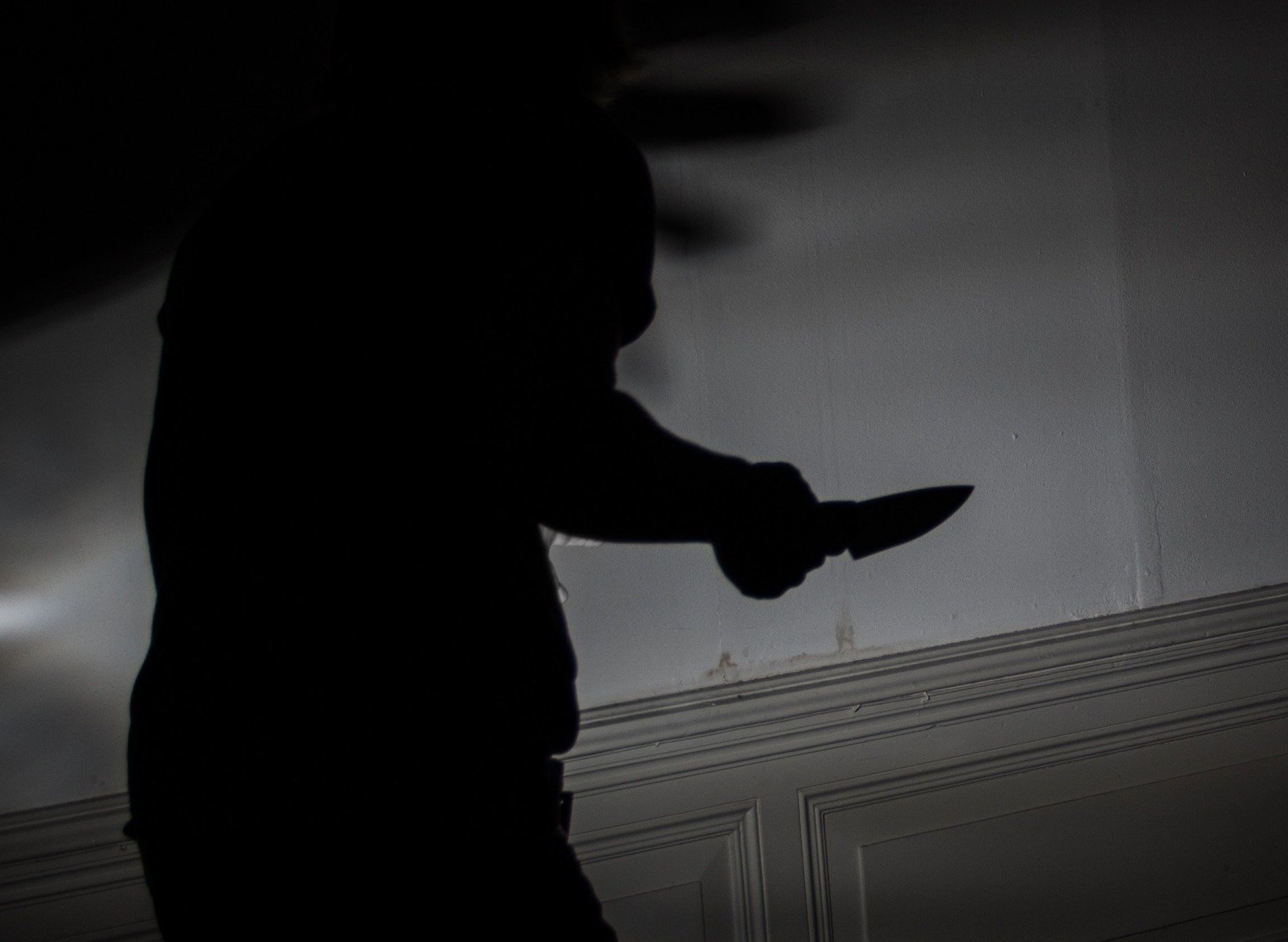 Tensiune extremă într-un liceu din Kiev: un adolescent de 14 ani a atacat cu un cuțit colegi de clasă și un profesor Un incident grav a zguduit luni dimineața una dintre școlile din capitala Ucrainei, Kiev, atunci când un elev de 14 ani a înjunghiat un coleg de aceeași vârstă și un profesor de 39 de ani