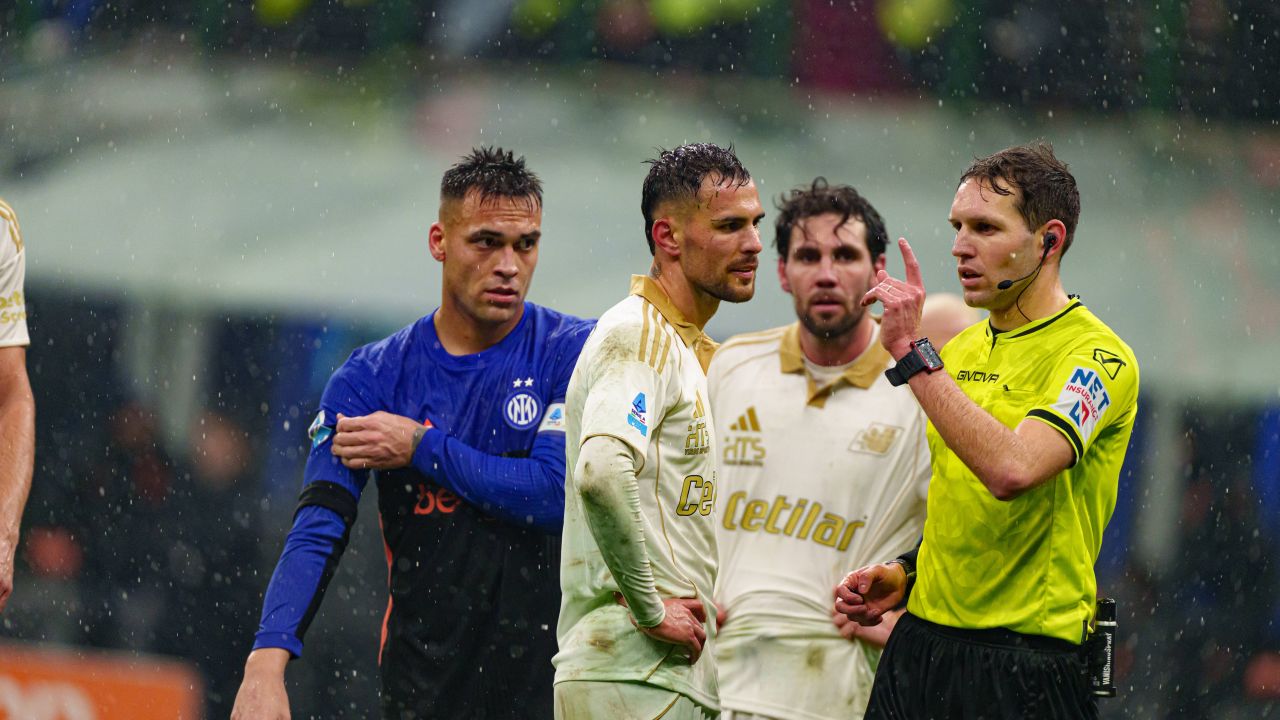 Pisa se clatină pe teren propriu în fața lui Sassuolo Pisa a suferit o înfrângere dureroasă pe teren propriu, fiind învinsă cu 2-1 de echipa Sassuolo, într-un meci care a pus la încercare nu doar abilitățile tehnice ale jucătorilor, ci și psihicul fanilor