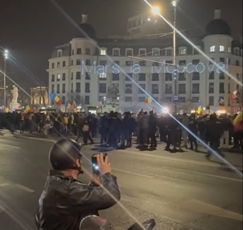 Mesajul "Marș la Moscova" proiectat în centrul Bucureștiului, într-o zi tensionată O scenă neașteptată a avut loc joi seară în Piața Universității, unde clădirile au fost transformate pentru câteva momente într-un ecran uriaș, pe care a fost proiectat mesajul "Marș la Moscova"
