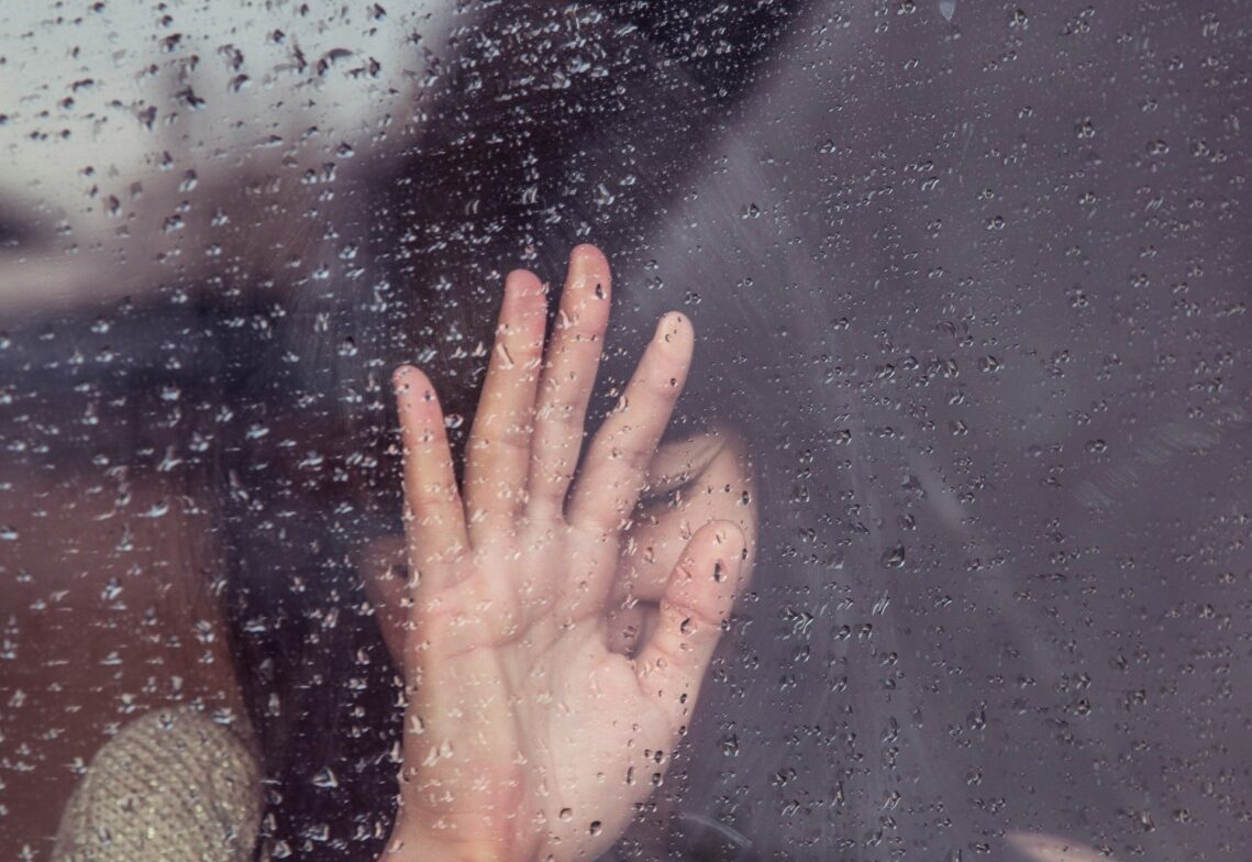 Doi tineri, o femeie în vârstă de 21 de ani și un bărbat de 28 de ani, au fost reținuți miercuri de procurorii DIICOT-Structura Centrală, după o anchetă de amploare privind activități ilegale care implică infracțiuni grave, printre care pornografie infantilă, viol și agresiune sexuală