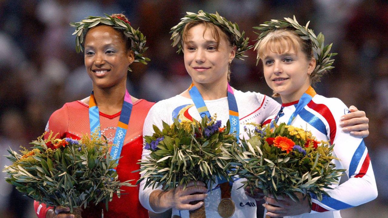 Monica Roșu: Un Campion în Fața Întrebărilor Monica Roșu, una dintre cele mai strălucite figuri ale gimnasticii românești, a oferit o mostră de rapiditate și umor în cadrul emisiunii „Poveștile Sport.ro”, unde a răspuns cu abilitate la cele mai provocatoare întrebări