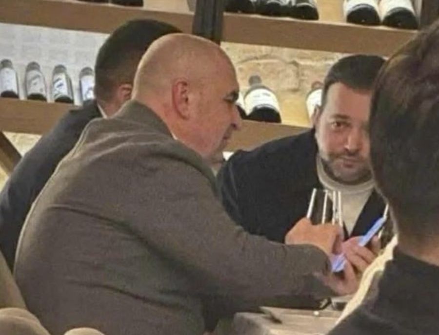 Scandalul cinei private: Mihai Morar și Ilie Bolojan sub lentila criticii O fotografie surprinsă într-o cină privată la restaurantul „Corsarul” din Cetatea Oradea a declanșat un scandal public, cu implicații dublate de polemici și speculații