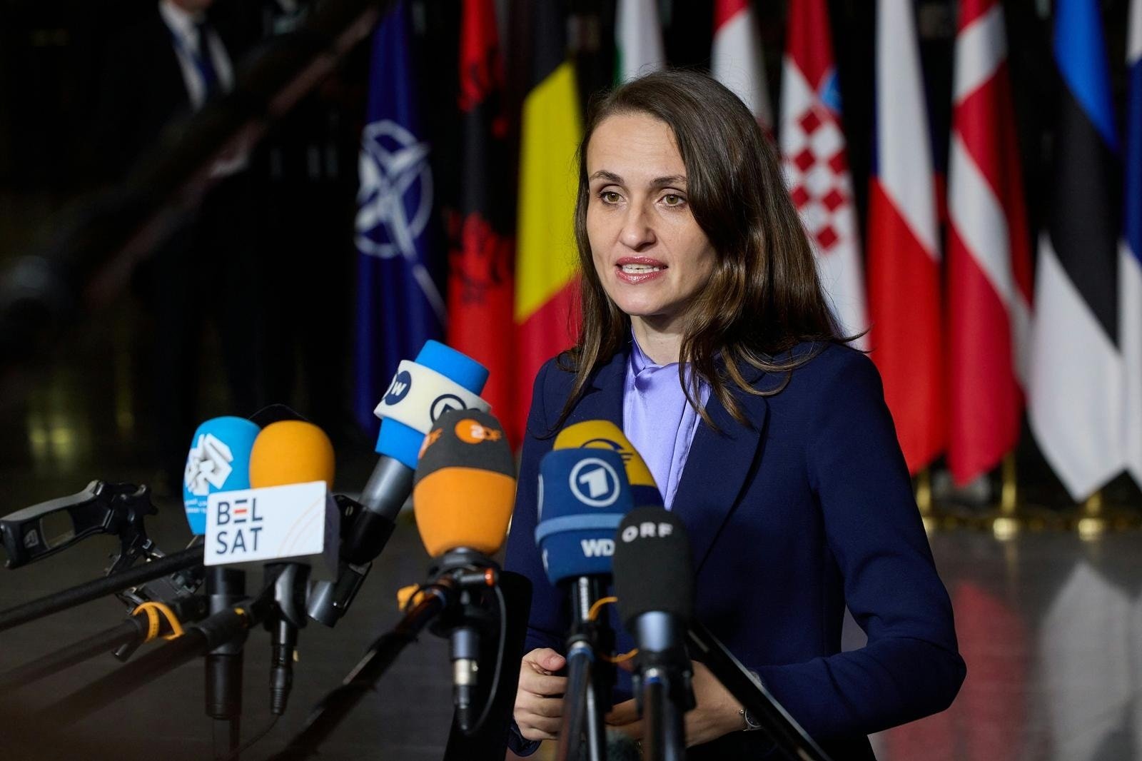 Oana Țoiu începe o misiune strategică în Marea Britanie, având ca scop consolidarea relațiilor bilaterale Ministra afacerilor externe, Oana Țoiu, a plecat luni într-o vizită oficială în Marea Britanie, un partener crucial pentru securitatea și stabilitatea României în contextul geopolitic actual
