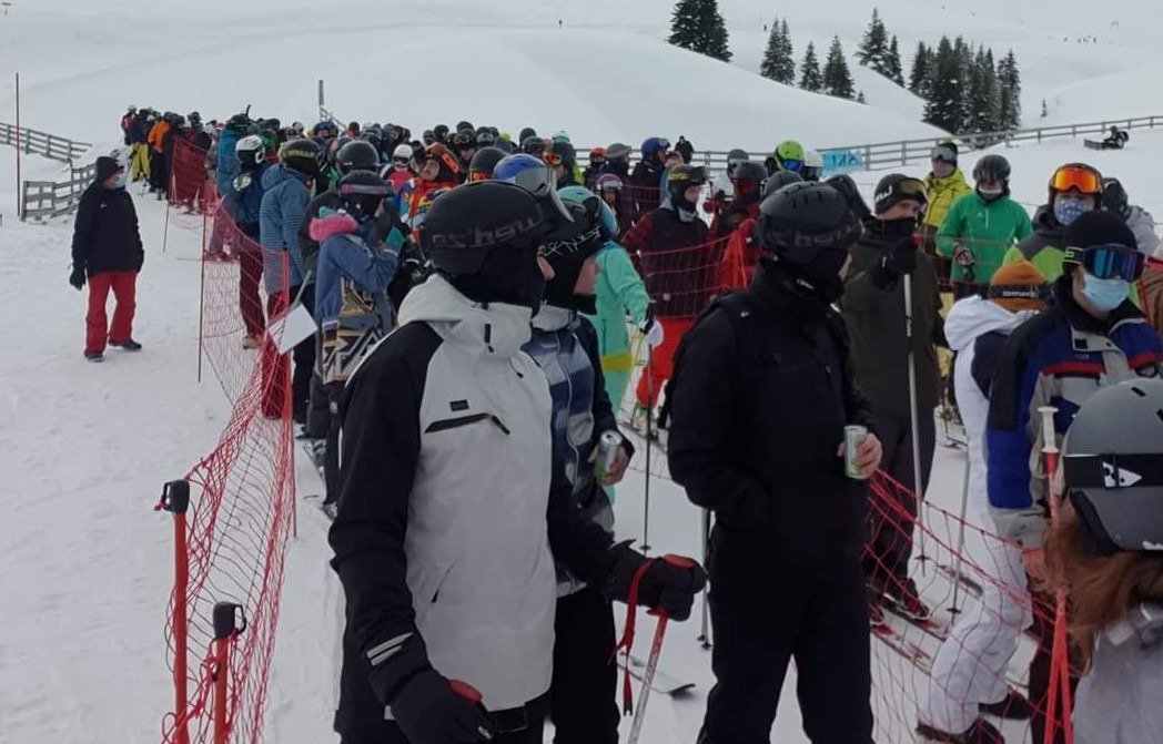 Poiana Brașov, paradisul schiorilor pasionați, a redevenit centrul atenției în aceste zile, fiind din nou plină de turiști dornici să profite de condițiile ideale pentru schiat