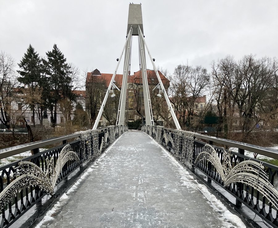 Podul Intelectualilor din Oradea, modernizat recent, a devenit o adevărată provocare pentru pietoni în ultimele zile, din cauza formării unei armături de gheață pe suprafața sa